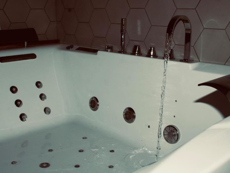 Superbe Appartement Avec Jacuzzi Et Jardin Prive Marlhes Bagian luar foto